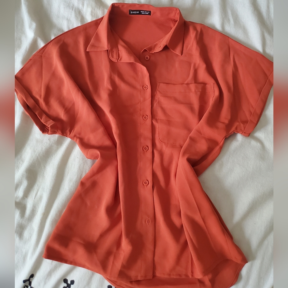Flowy, collar button up